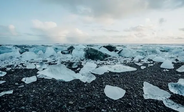 Framed Print : Breathtaking diamond beach on Iceland in winter with large ice blocks, ice cubes