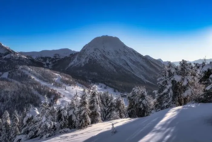 Framed Print : A breathtaking winter scene beautifully showcases majestic snowcovered mountains and trees Framed Print : A breathtaking winter scene beautifully showcases majestic snowcovered mountains and trees