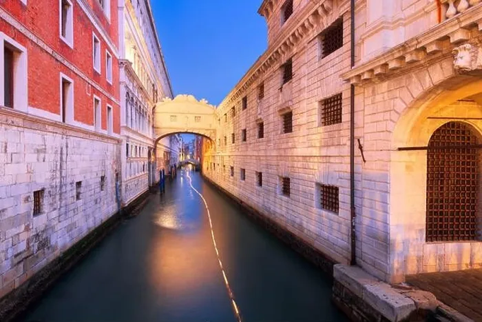 Framed Print : Bridge of Sighs in Venice, Italy at blue hour Framed Print : Bridge of Sighs in Venice, Italy at blue hour
