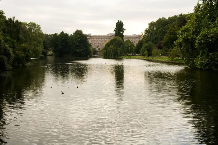 Framed Print : Buckingham Palace viewed across the lake in St James's Park, London, England Framed Print : Buckingham Palace viewed across the lake in St James's Park, London, England