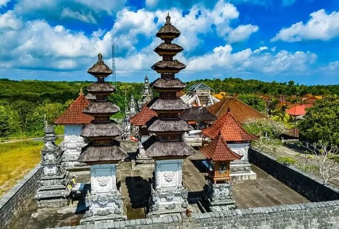 Framed Print : Buddhist temple in a small village in central Nusa Penida, Klungkung Regency, Indonesia Framed Print : Buddhist temple in a small village in central Nusa Penida, Klungkung Regency, Indonesia