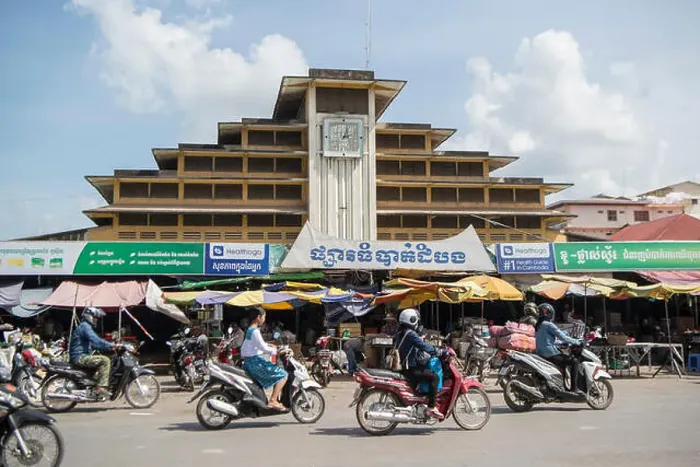 Framed Print : the Building of the Psar Nat market in the city centre of Battambang in Cambodia. Cambodia, Battambang, November, 2018 Framed Print : the Building of the Psar Nat market in the city centre of Battambang in Cambodia. Cambodia, Battambang, November, 2018
