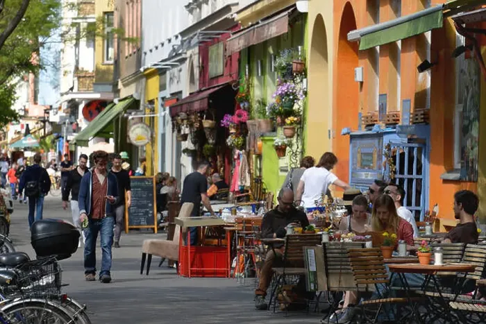 Framed Print : Cafes, Bergmannstrasse, Kreuzberg, Berlin, Deutschland