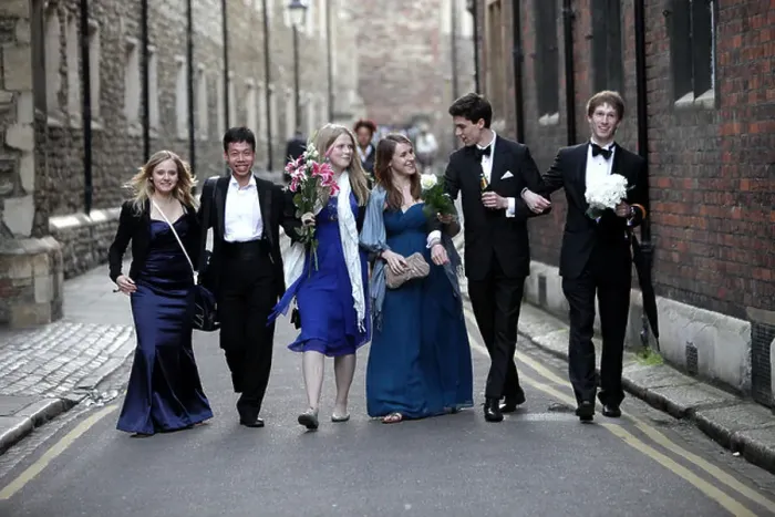 Framed Print : CAMBRIDGE UNIVERSITY STUDENTS AFTER THE TRINITY MAY BALL Framed Print : CAMBRIDGE UNIVERSITY STUDENTS AFTER THE TRINITY MAY BALL