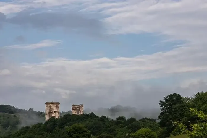 Framed Print : castle ruins on the background of the landscape of Ukraine Nyrkiv