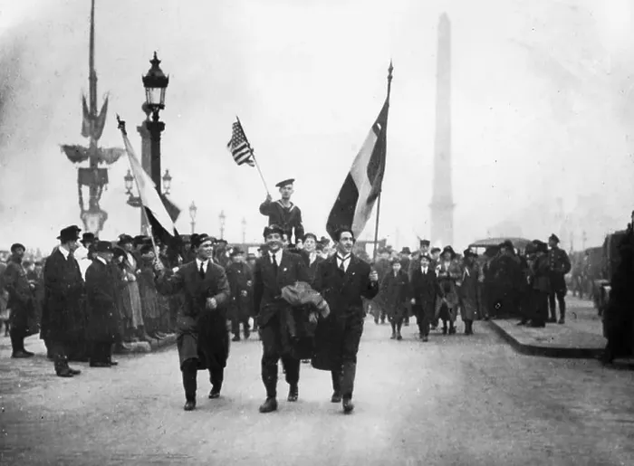 Framed Print : Celebration of the end of the war in Paris, 1918 Framed Print : Celebration of the end of the war in Paris, 1918