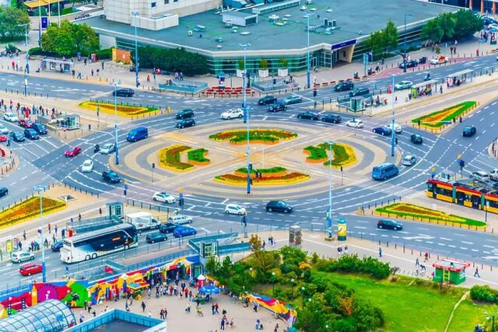 Framed Print : Central Warsaw with the Rondo Romana Dmowskiego roundabout