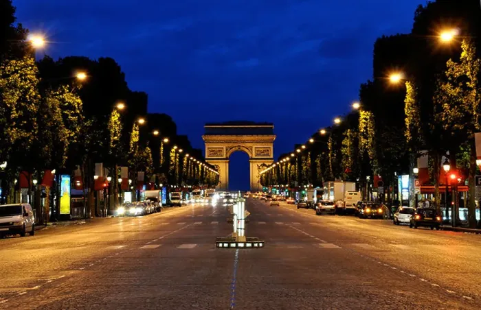 Framed Print : The Champs-Elysées and the Arc de Triomphe in Paris during the night Framed Print : The Champs-Elysées and the Arc de Triomphe in Paris during the night