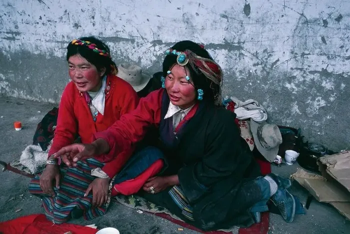 Framed Print : China - Tibet - Barkhor Market. Khampas typical nomadic women with hairstyles Framed Print : China - Tibet - Barkhor Market. Khampas typical nomadic women with hairstyles