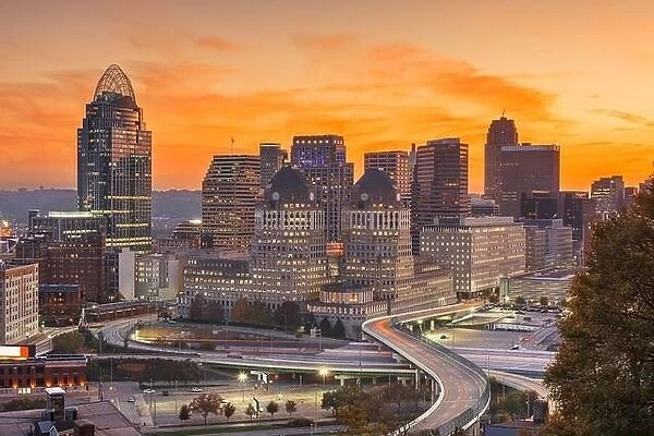 Cincinnati, Ohio, USA cityscape at twilight