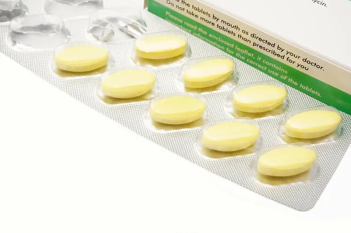 Framed Print : Clarithromycin tablets antibiotics belonging to a group of medicines known as macrolides Framed Print : Clarithromycin tablets antibiotics belonging to a group of medicines known as macrolides