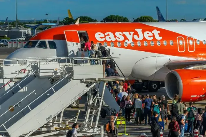 Framed Print : Close profile view of an Easy Jet Airbus A320 with boarding passengers Framed Print : Close profile view of an Easy Jet Airbus A320 with boarding passengers