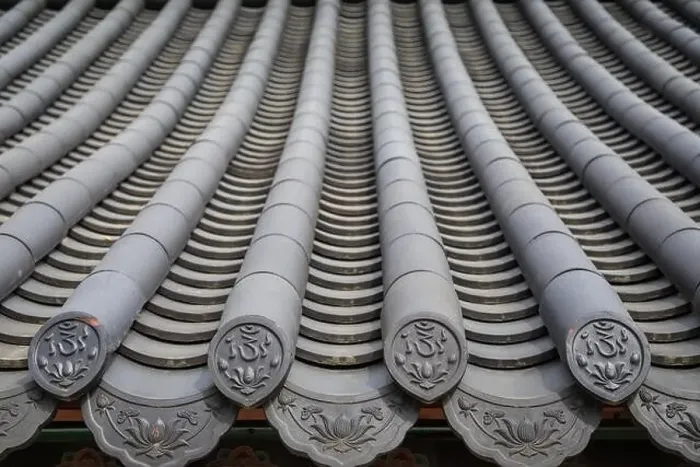Framed Print : Close-up of an old South Korean or East Asian traditional house roof with tiles. Viewed from the front Framed Print : Close-up of an old South Korean or East Asian traditional house roof with tiles. Viewed from the front