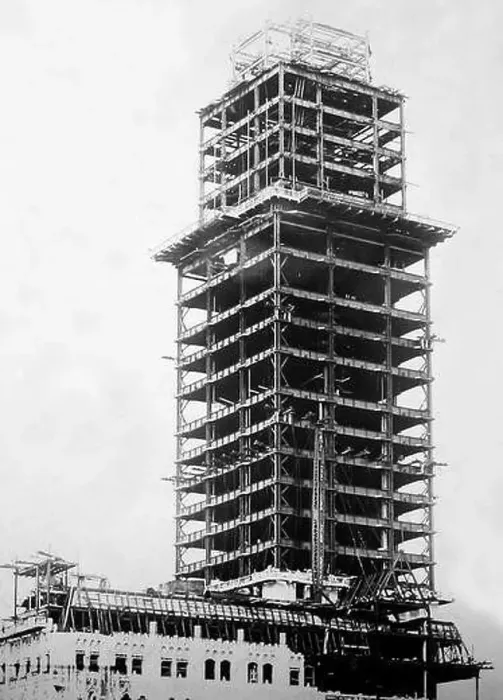 Framed Print : Construction of the Woolworth Building, New York, early 1900s Framed Print : Construction of the Woolworth Building, New York, early 1900s