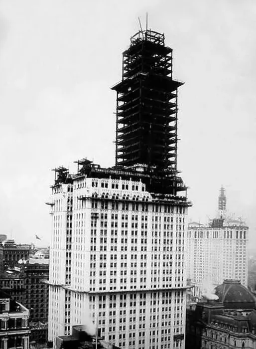 Framed Print : Construction of the Woolworth Building, New York, early 1900s Framed Print : Construction of the Woolworth Building, New York, early 1900s