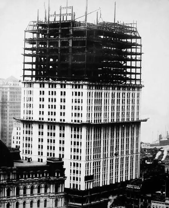 Framed Print : Construction of the Woolworth Building, New York, early 1900s Framed Print : Construction of the Woolworth Building, New York, early 1900s