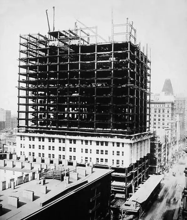 Framed Print : Construction of the Woolworth Building, New York, early 1900s Framed Print : Construction of the Woolworth Building, New York, early 1900s