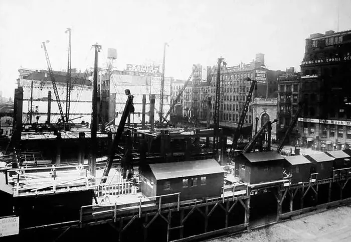 Framed Print : Construction of the Woolworth Building, New York, early 1900s Framed Print : Construction of the Woolworth Building, New York, early 1900s