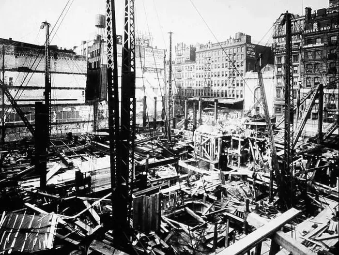Framed Print : Construction of the Woolworth Building, New York, early 1900s Framed Print : Construction of the Woolworth Building, New York, early 1900s