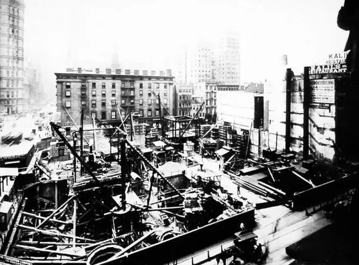 Framed Print : Construction of the Woolworth Building, New York, early 1900s Framed Print : Construction of the Woolworth Building, New York, early 1900s