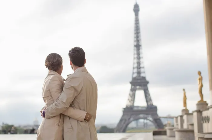 Framed Print : Couple admiring Eiffel Tower, Paris, France Framed Print : Couple admiring Eiffel Tower, Paris, France