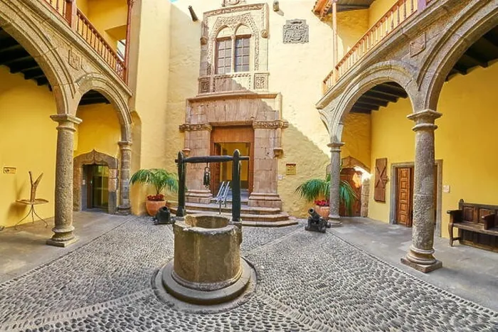 Framed Print : Well in the courtyard in Columbus House, Las Palmas, Gran Canaria, Spain Framed Print : Well in the courtyard in Columbus House, Las Palmas, Gran Canaria, Spain
