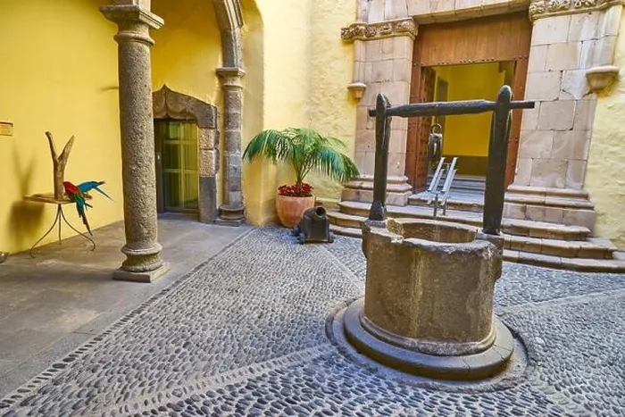 Framed Print : Well in the courtyard in Columbus House, Las Palmas, Gran Canaria, Spain Framed Print : Well in the courtyard in Columbus House, Las Palmas, Gran Canaria, Spain