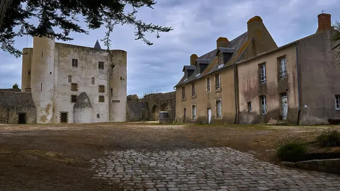 Framed Print : courtyard of the Noirmoutier-en-l'ile Castle in France Framed Print : courtyard of the Noirmoutier-en-l'ile Castle in France