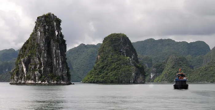 Framed Print : Cruise tourist boats at Halong bay famous resort in Halong city, Vietnam. Halong bay is made of 3000 limestone islands Framed Print : Cruise tourist boats at Halong bay famous resort in Halong city, Vietnam. Halong bay is made of 3000 limestone islands