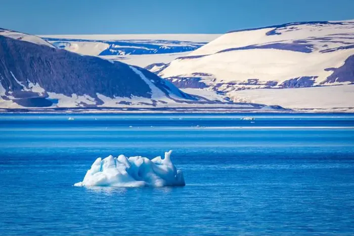 Framed Print : cruising on Svalbard between Spitsbergen and Nordaustlandet anlong with some small icebergs Framed Print : cruising on Svalbard between Spitsbergen and Nordaustlandet anlong with some small icebergs