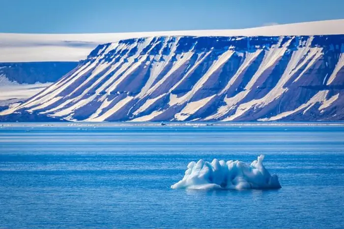 Framed Print : cruising on Svalbard between Spitsbergen and Nordaustlandet anlong with some small icebergs Framed Print : cruising on Svalbard between Spitsbergen and Nordaustlandet anlong with some small icebergs