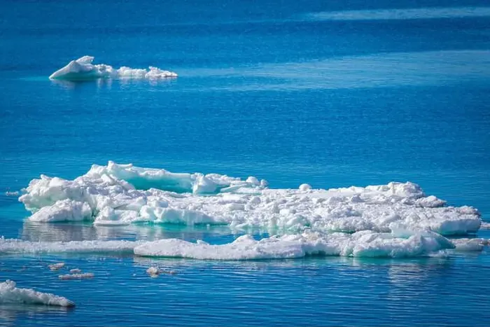 Framed Print : cruising on Svalbard between Spitsbergen and Nordaustlandet anlong with some small icebergs Framed Print : cruising on Svalbard between Spitsbergen and Nordaustlandet anlong with some small icebergs