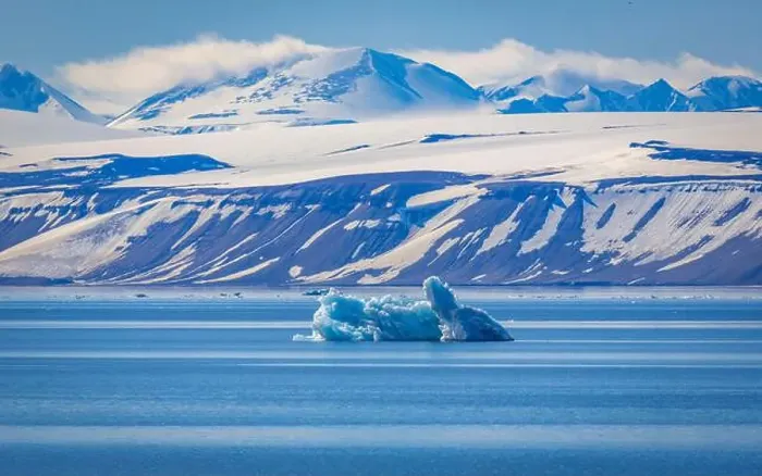 Framed Print : cruising on Svalbard between Spitsbergen and Nordaustlandet anlong with some small icebergs Framed Print : cruising on Svalbard between Spitsbergen and Nordaustlandet anlong with some small icebergs