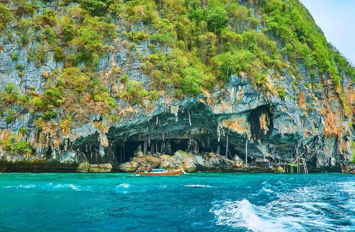 Framed Print : The deep Tham Phaya Nak (Viking Cave) Framed Print : The deep Tham Phaya Nak (Viking Cave)