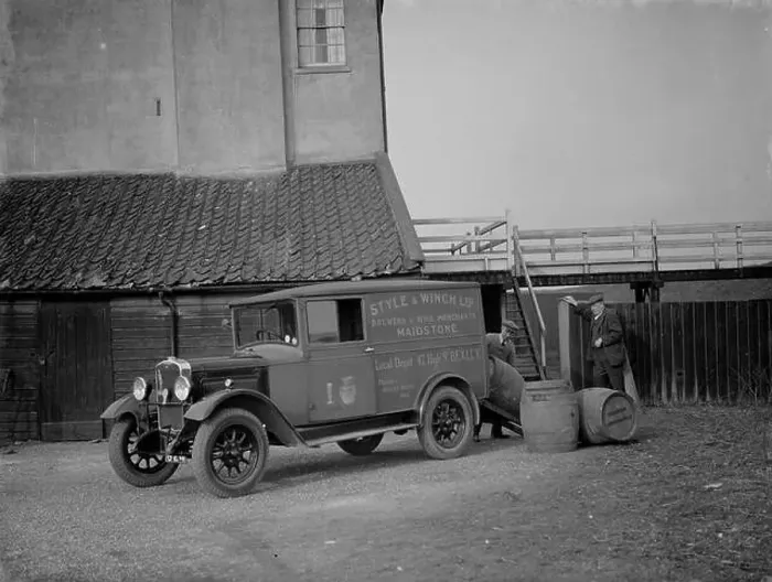 Framed Print : A delivery of beer barrels at the Long Reach Tavern, Dartford, Kent - 7 February 1938 Framed Print : A delivery of beer barrels at the Long Reach Tavern, Dartford, Kent - 7 February 1938