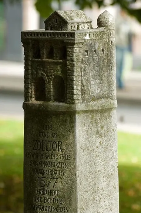 Framed Print : Deutschland, NRW, Neuss, Stele mit Modell des Zolltores an Ecke Friedrichstrasse / Promenadenstrasse Framed Print : Deutschland, NRW, Neuss, Stele mit Modell des Zolltores an Ecke Friedrichstrasse / Promenadenstrasse