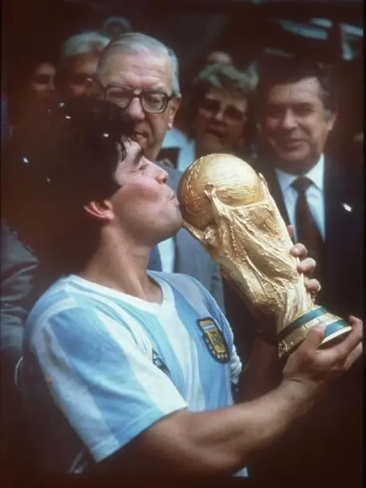 Framed Print : Diego Maradona (Argentina) kuesst the World Cup 1986. 29.06.1986 [automated translation]