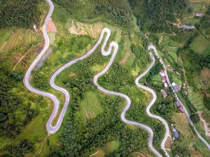 Framed Print : Doc Chin Khoanh is a mountain road with many consecutive U-shaped bends Framed Print : Doc Chin Khoanh is a mountain road with many consecutive U-shaped bends