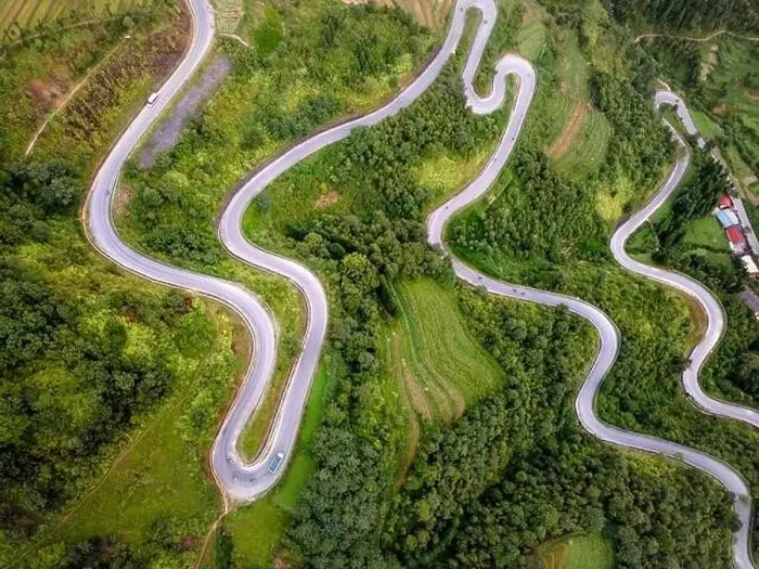 Framed Print : Doc Chin Khoanh is a mountain road with many consecutive U-shaped bends Framed Print : Doc Chin Khoanh is a mountain road with many consecutive U-shaped bends