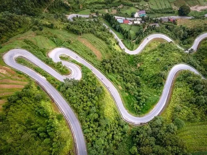 Framed Print : Doc Chin Khoanh is a mountain road with many consecutive U-shaped bends Framed Print : Doc Chin Khoanh is a mountain road with many consecutive U-shaped bends