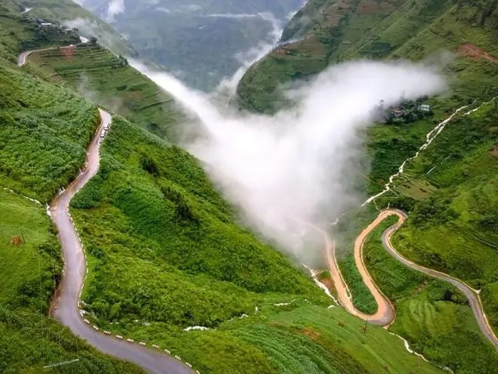 Framed Print : Doc Chin Khoanh is a mountain road with many consecutive U-shaped bends Framed Print : Doc Chin Khoanh is a mountain road with many consecutive U-shaped bends