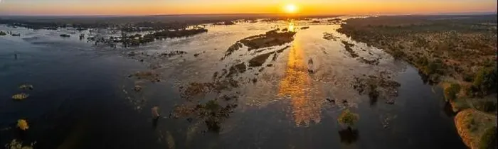 Framed Print : A dramatic aerial perspective of the Zambezi river in Zimbabwe's Zambezi National Park Framed Print : A dramatic aerial perspective of the Zambezi river in Zimbabwe's Zambezi National Park