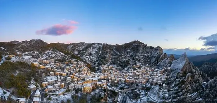 Framed Print : Drone panorama view of Castelmezzano at sunrise in winter Framed Print : Drone panorama view of Castelmezzano at sunrise in winter