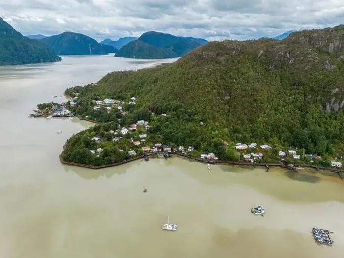 Framed Print : Drone view of Caleta Tortel with its small cabins - Discovering the beautiful village while traveling the Carretera Framed Print : Drone view of Caleta Tortel with its small cabins - Discovering the beautiful village while traveling the Carretera