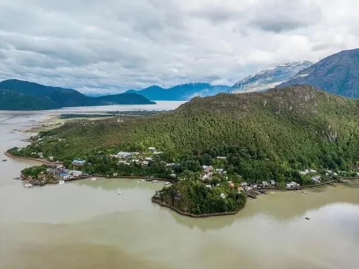 Framed Print : Drone view of Caleta Tortel with its small cabins - Discovering the beautiful village while traveling the Carretera Framed Print : Drone view of Caleta Tortel with its small cabins - Discovering the beautiful village while traveling the Carretera