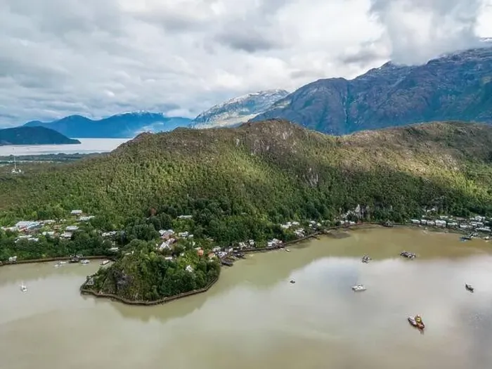 Framed Print : Drone view of Caleta Tortel with its small cabins - Discovering the beautiful village while traveling the Carretera Framed Print : Drone view of Caleta Tortel with its small cabins - Discovering the beautiful village while traveling the Carretera