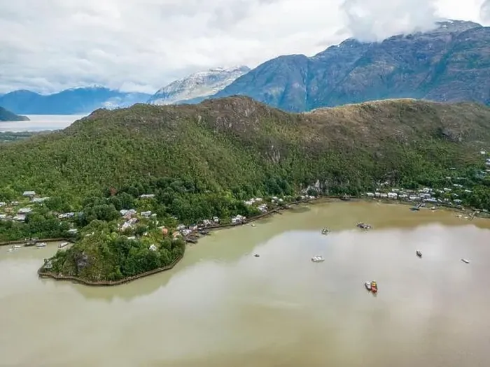 Framed Print : Drone view of Caleta Tortel with its small cabins - Discovering the beautiful village while traveling the Carretera Framed Print : Drone view of Caleta Tortel with its small cabins - Discovering the beautiful village while traveling the Carretera
