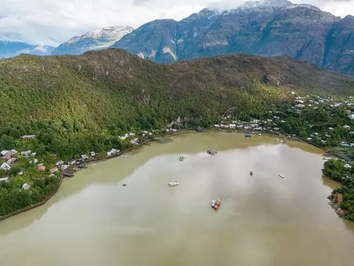 Framed Print : Drone view of Caleta Tortel with its small cabins - Discovering the beautiful village while traveling the Carretera Framed Print : Drone view of Caleta Tortel with its small cabins - Discovering the beautiful village while traveling the Carretera