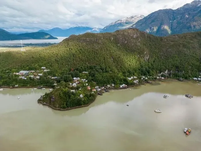 Framed Print : Drone view of Caleta Tortel with its small cabins - Discovering the beautiful village while traveling the Carretera Framed Print : Drone view of Caleta Tortel with its small cabins - Discovering the beautiful village while traveling the Carretera