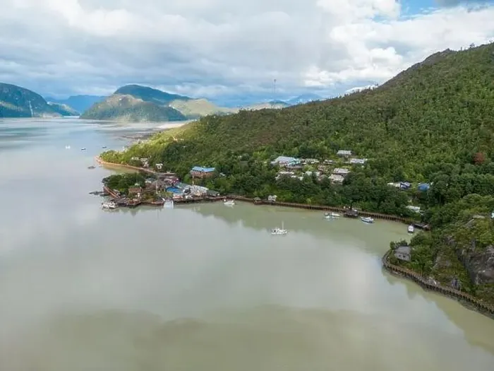Framed Print : Drone view of Caleta Tortel with its small cabins - Discovering the beautiful village while traveling the Carretera Framed Print : Drone view of Caleta Tortel with its small cabins - Discovering the beautiful village while traveling the Carretera